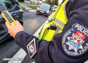Policjanci ruchu drogowego kontrolują stan trzeźwości kierowców na drodze.