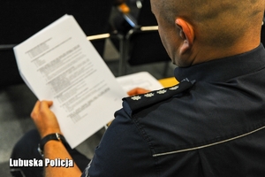 policjant rozwiązuje test