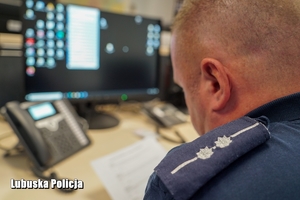 policjant pracuje przy komputerze