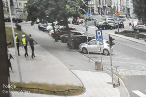 Zdjęcia z monitoringu miejskiego, przedstawiające policjantów drogówki w patrolu.