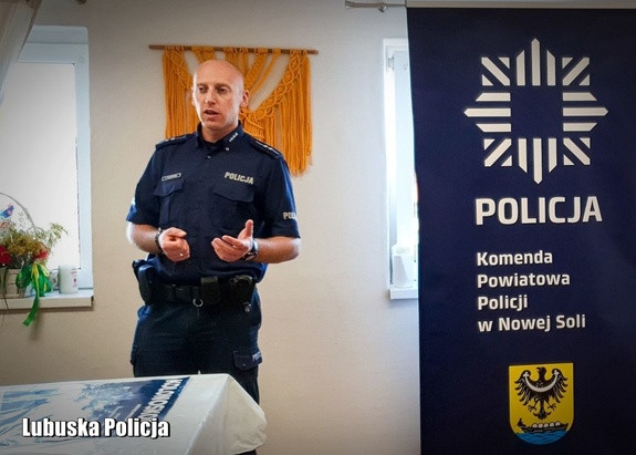 Policjant podczas spotkania profilaktycznego.