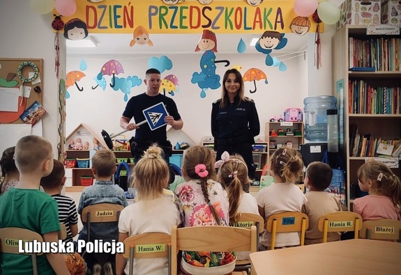 Policjanci na pogadance edukacyjnej w przedszkolu