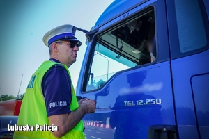policjant kontroluje kierowcę ciężarówki