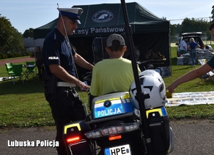 dziecko siedzi na policyjnym motocyklu