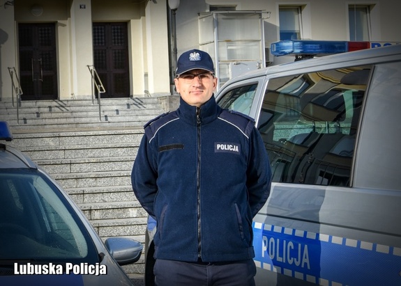 Policjant przy radiowozie