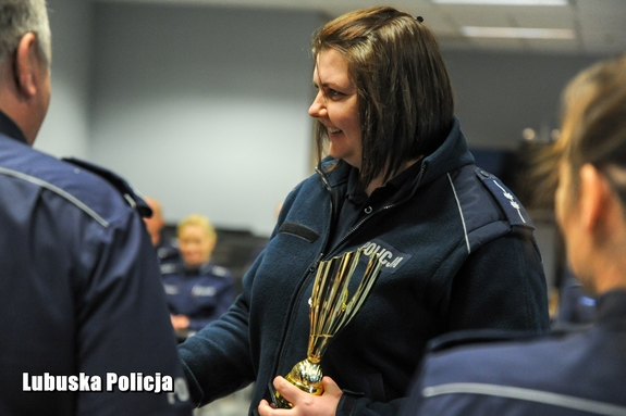 policjantka odbiera nagrodę