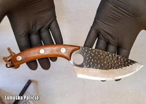 Nóż, który został zabezpieczony przez policjantów.