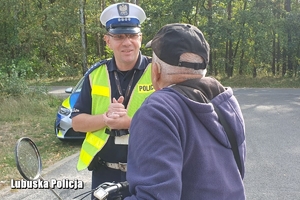 policjant rozmawia z mężczyzną