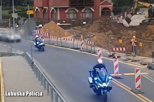 policyjni motocykliści pilotują osobówkę