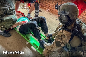 Kontrterroryści z ratownikami medycznymi podczas ćwiczeń z udzielania pierwszej pomocy.