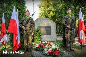 żołnierze stoją przy pomniku