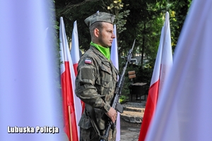 żołnierz stoi przy pomniku