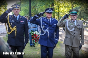 mundurowi oddają honor przy pomniku