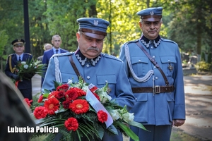 mundurowi składają kwiaty przy pomniku