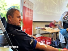 nadinspektor Policji oddaje krew