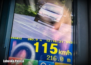Wyświetlacz policyjnego urządzenia do mierzenia prędkości pojazdów na drodze - zarejestrowana prędkość pojazdu to 115 kilometrów na godzinę.