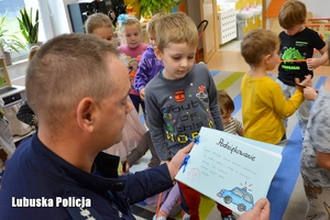 Policjant otrzymał podziękowania od dzieci z przedszkola