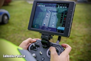 jadące pojazdy nagrane przez policyjnego drona