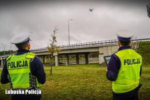 policjanci obsługują drona