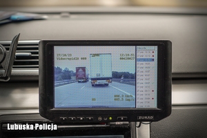 jadące pojazdy nagrane przez policyjny wideorejestrator