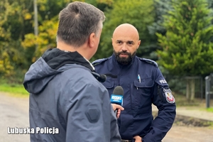 Policjant udziela wywiadu