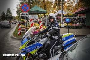 policyjny motocyklista przy cmentarzu
