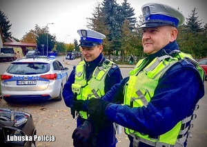 Policjanci drogówki podczas zabezpieczenia dnia Wszystkich Świętych.