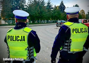 Policjanci drogówki podczas zabezpieczenia dnia Wszystkich Świętych.