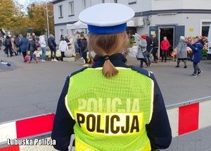 Policjantka drogówki podczas zabezpieczenia dnia Wszystkich Świętych.
