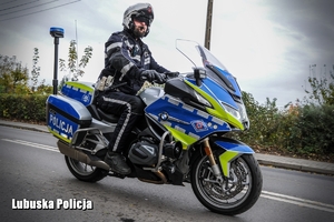 Policjant drogówki na motocyklu podczas patrolu.