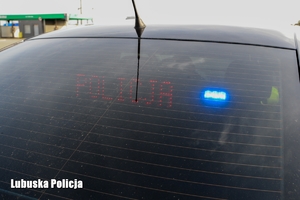 Napis POLICJA widoczny na szybie pojazdu