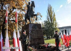 Posterunek honorowy przed pomnikiem Marszałka Józefa Piłsudskiego.