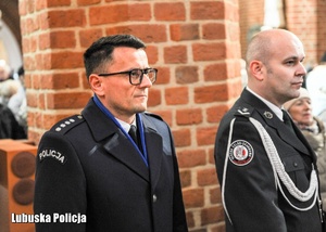 Policjant i funkcjonariusz Izby Celno - Skarbowej w kościele.