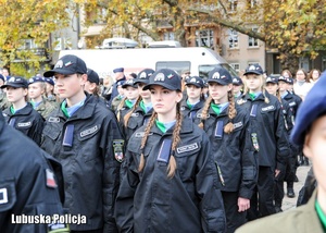 Kadeci klas mundurowych stoją w szeregu.