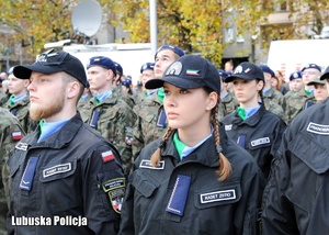 Kadeci klas mundurowych stoją w szeregu.