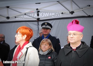 Komendant Wojewódzki Policji wśród innych uczestników uroczystości.