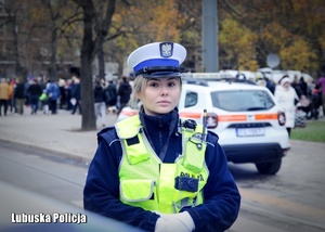 Policjantka w trakcie zabezpieczania marszu niepodległości