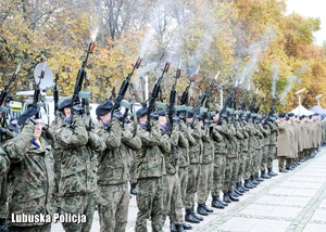 Salwa honorowa wykonana przez Żołnierzy Wojska Polskiego