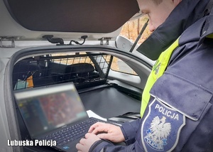 Policjant podczas pracy na komputerze podczas ćwiczeń sztabowych.
