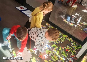 Dzieci podczas zabawy puzzlami.