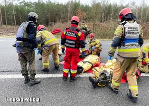 Ratownicy podczas udzielani pomocy poszkodowanym podczas ćwiczeń sztabowych.