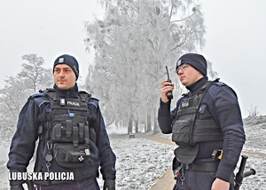 Policjanci podczas patrolu w porze zimowej.