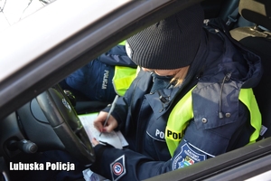 policjantka wypisuje mandat karny