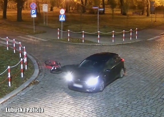 Pojazd osobowy na skrzyżowaniu po potrąceniu rowerzysty.