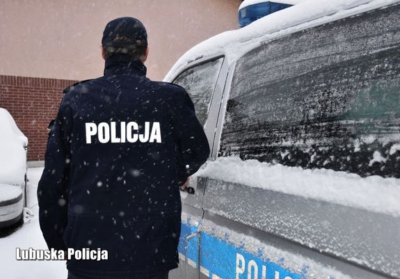 Policjant przy radiowozie