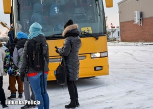 Uczniowie podczas wchodzenia do autobusu.