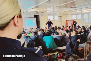 Policjanci prowadzą wykład na temat praw człowieka
