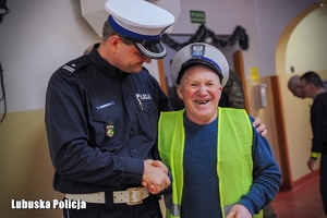 Policjant rozmawia z mężczyzną w Domu Pomocy Społecznej