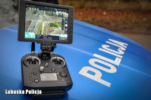 Kontroler policyjnego drona wyświetlający widok skrzyżowania