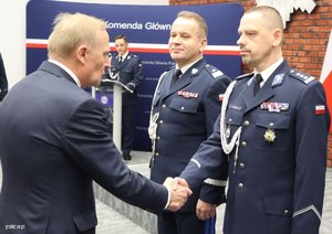 policjant odbiera gratulacje